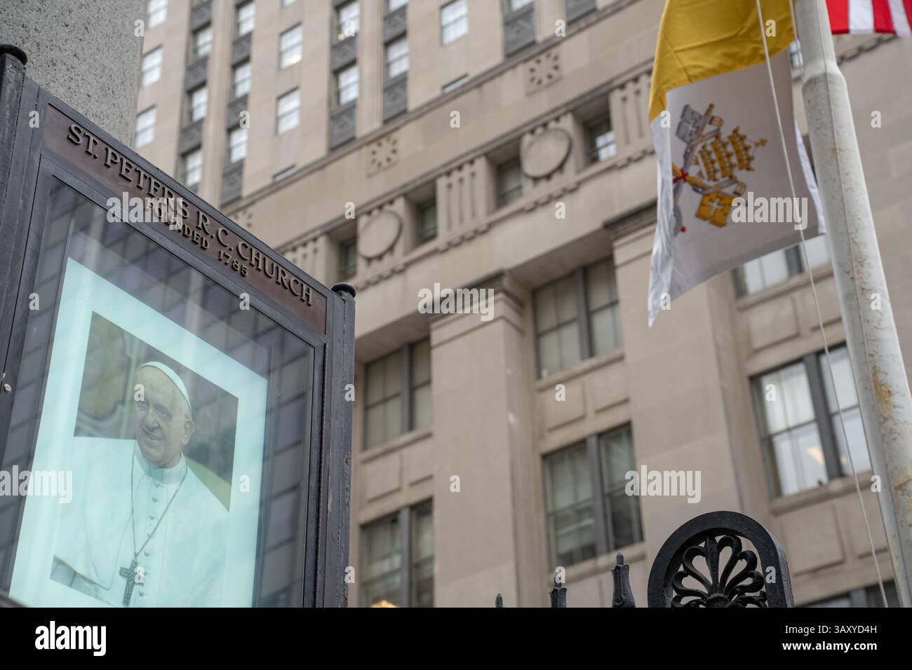 Manhattan, Stati Uniti. 21 aprile 2025. I cattolici piangono la morte di Papa Francesco, con un'immagine del Papa nella chiesa di San Pietro a New York. Il Papa è passato a causa di un ictus e di un "collasso cardiocircolatorio irreversibile". Credito: SOPA Images Limited/Alamy Live News Foto Stock