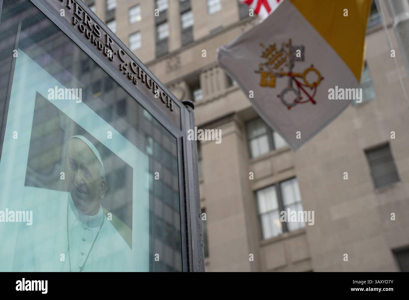 Manhattan, Stati Uniti. 21 aprile 2025. I cattolici piangono la morte di Papa Francesco, con un'immagine del Papa nella chiesa di San Pietro a New York. Il Papa è passato a causa di un ictus e di un "collasso cardiocircolatorio irreversibile". (Foto di Derek French/SOPA Images/Sipa USA) credito: SIPA USA/Alamy Live News Foto Stock