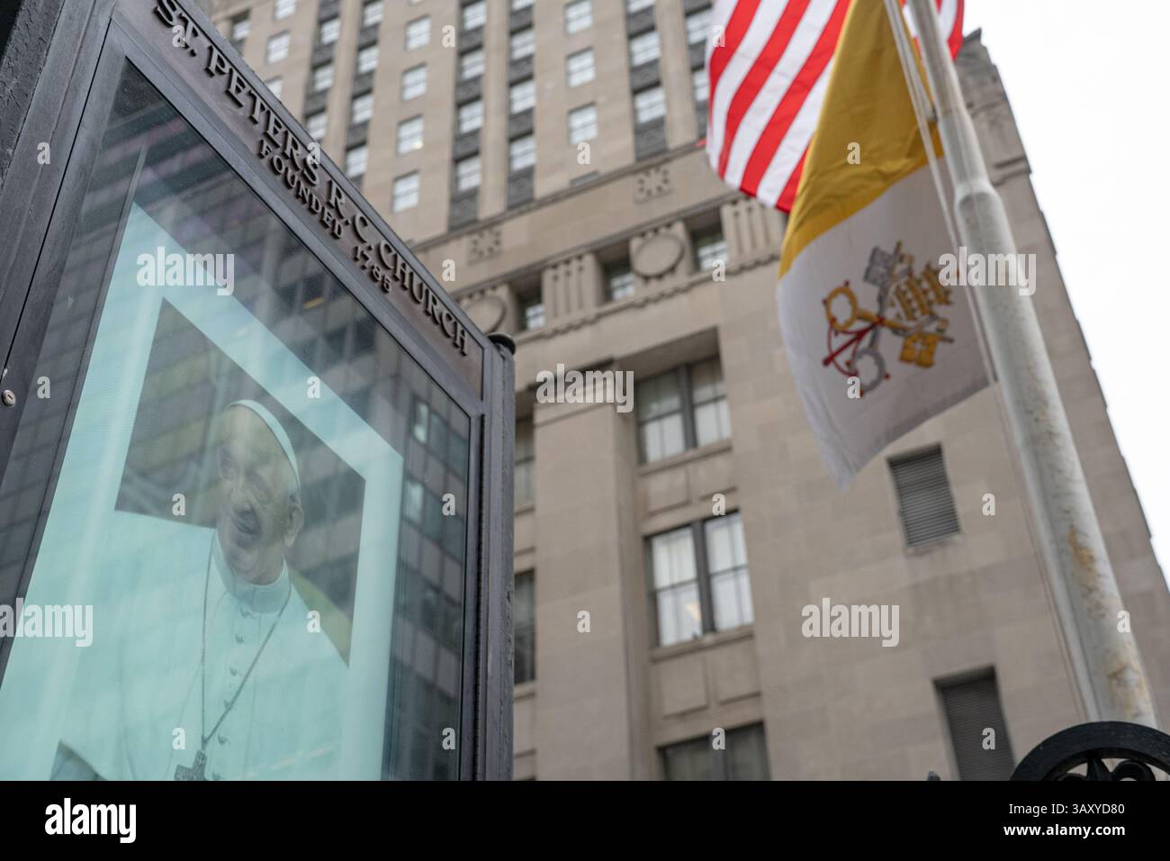 Manhattan, Stati Uniti. 21 aprile 2025. I cattolici piangono la morte di Papa Francesco, con un'immagine del Papa nella chiesa di San Pietro a New York. Il Papa è passato a causa di un ictus e di un "collasso cardiocircolatorio irreversibile". (Foto di Derek French/SOPA Images/Sipa USA) credito: SIPA USA/Alamy Live News Foto Stock