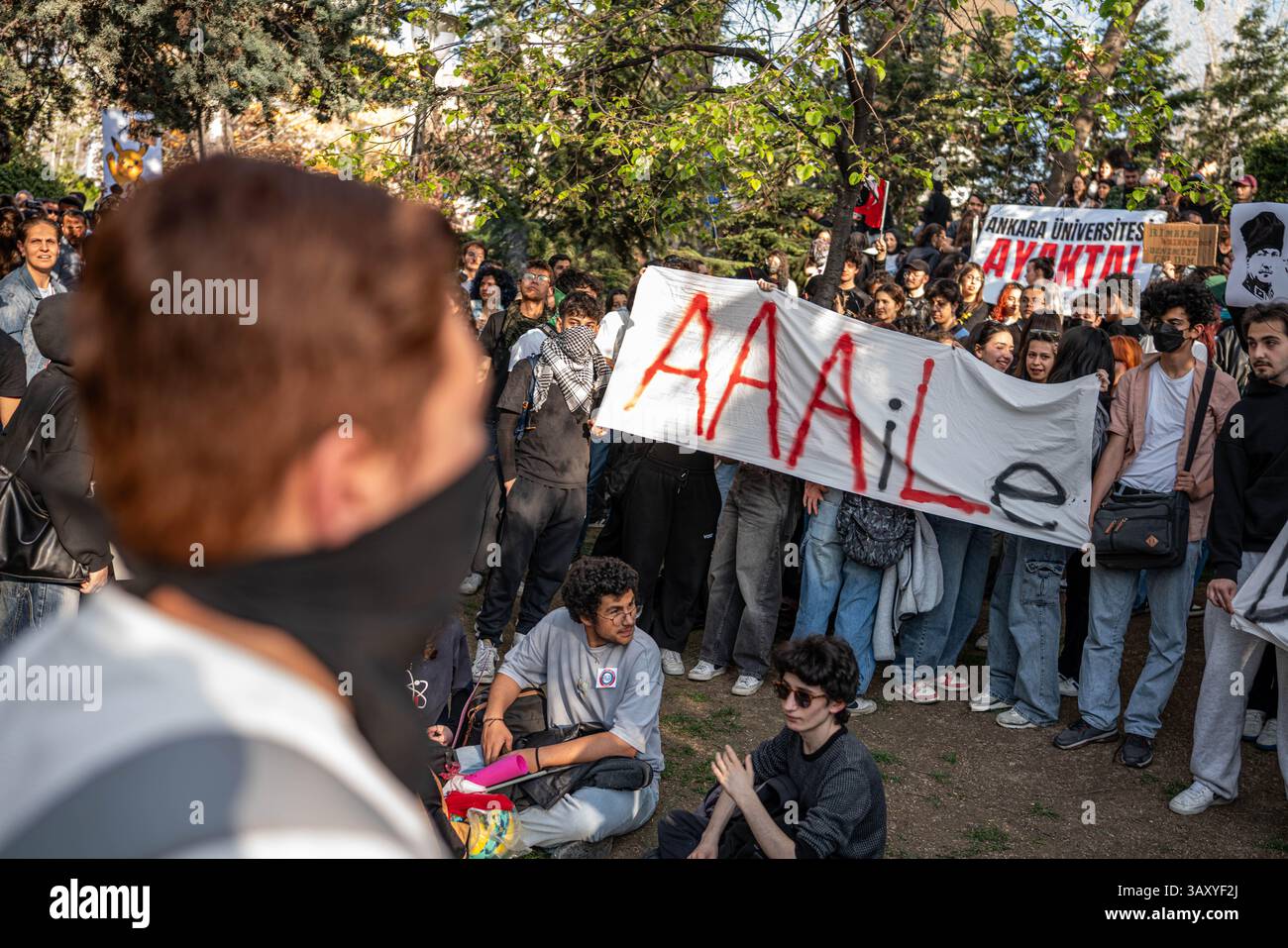 Ankara, Turchia. 21 aprile 2025. Gli studenti portano striscioni che riflettono i loro pensieri durante la protesta. Gli studenti delle scuole superiori si sono riuniti al Parco Ku'ulu per protestare contro il processo politico iniziato con l'arresto del sindaco del comune metropolitano di Istanbul Ekrem 'mamo'lu. Credito: SOPA Images Limited/Alamy Live News Foto Stock