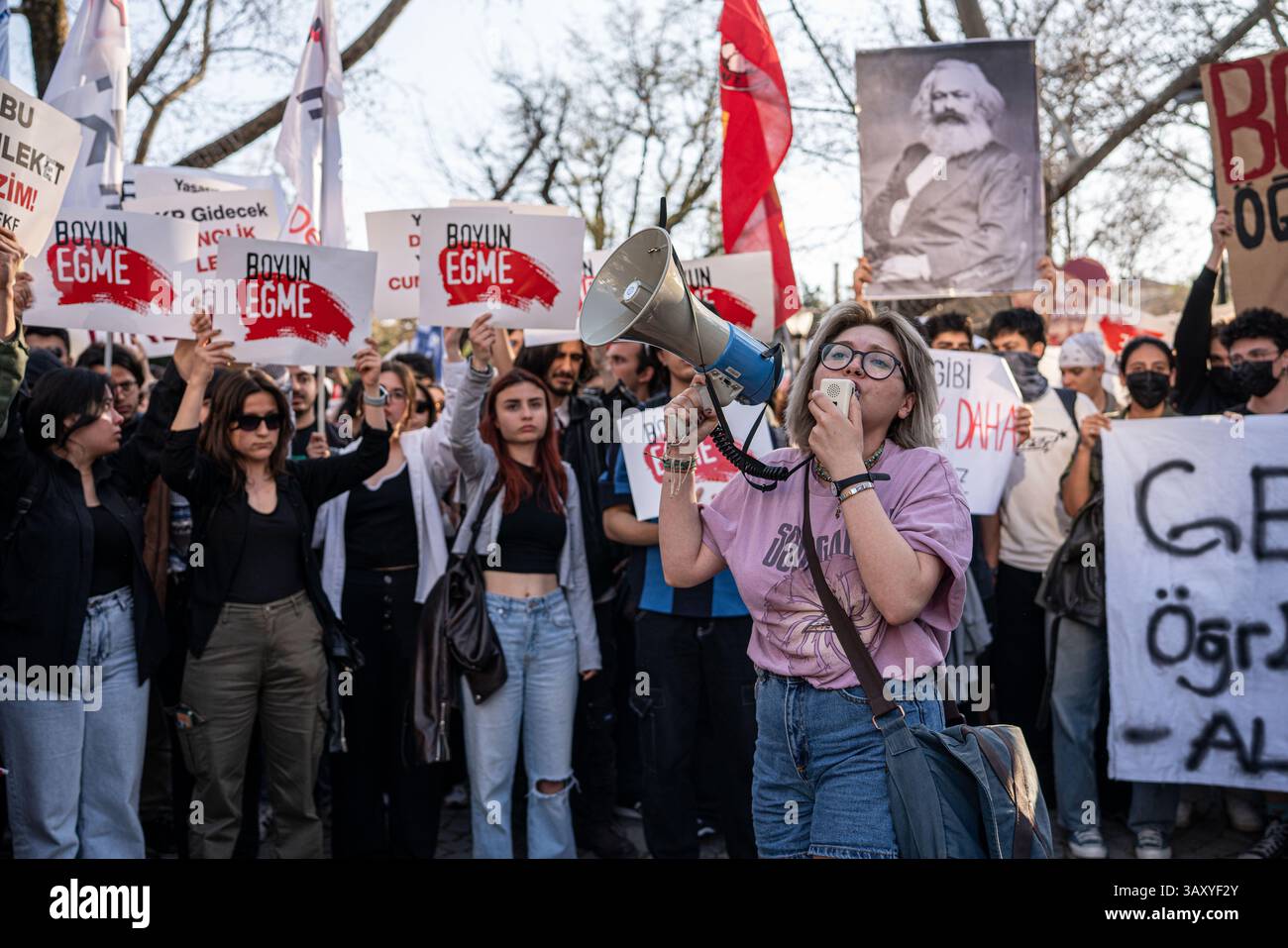Ankara, Turchia. 21 aprile 2025. Uno studente parla in un megafono durante lo sciopero. Gli studenti delle scuole superiori si sono riuniti al Parco Ku'ulu per protestare contro il processo politico iniziato con l'arresto del sindaco del comune metropolitano di Istanbul Ekrem 'mamo'lu. Credito: SOPA Images Limited/Alamy Live News Foto Stock