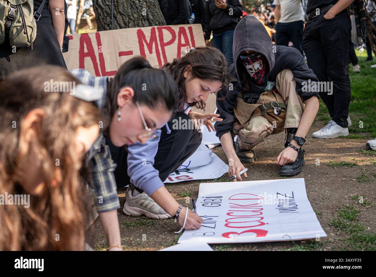 Ankara, Turchia. 21 aprile 2025. Gli studenti hanno visto fare un poster per la protesta. Gli studenti delle scuole superiori si sono riuniti al Parco Ku'ulu per protestare contro il processo politico iniziato con l'arresto del sindaco del comune metropolitano di Istanbul Ekrem 'mamo'lu. Credito: SOPA Images Limited/Alamy Live News Foto Stock