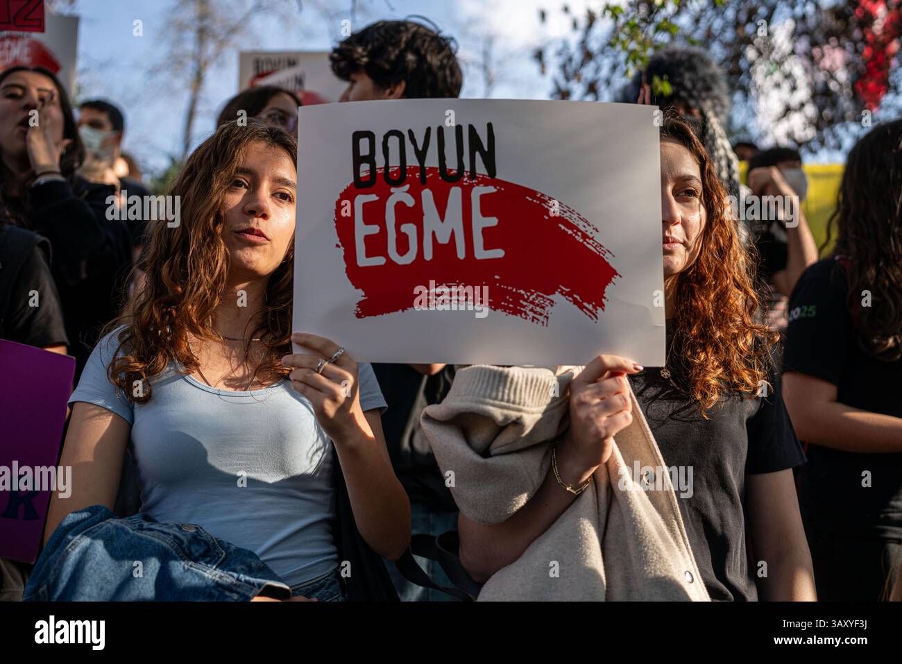 Ankara, Turchia. 21 aprile 2025. Gli studenti hanno un cartello con la scritta "non inviare". Gli studenti delle scuole superiori si sono riuniti al Parco Ku'ulu per protestare contro il processo politico iniziato con l'arresto del sindaco del comune metropolitano di Istanbul Ekrem 'mamo'lu. Credito: SOPA Images Limited/Alamy Live News Foto Stock