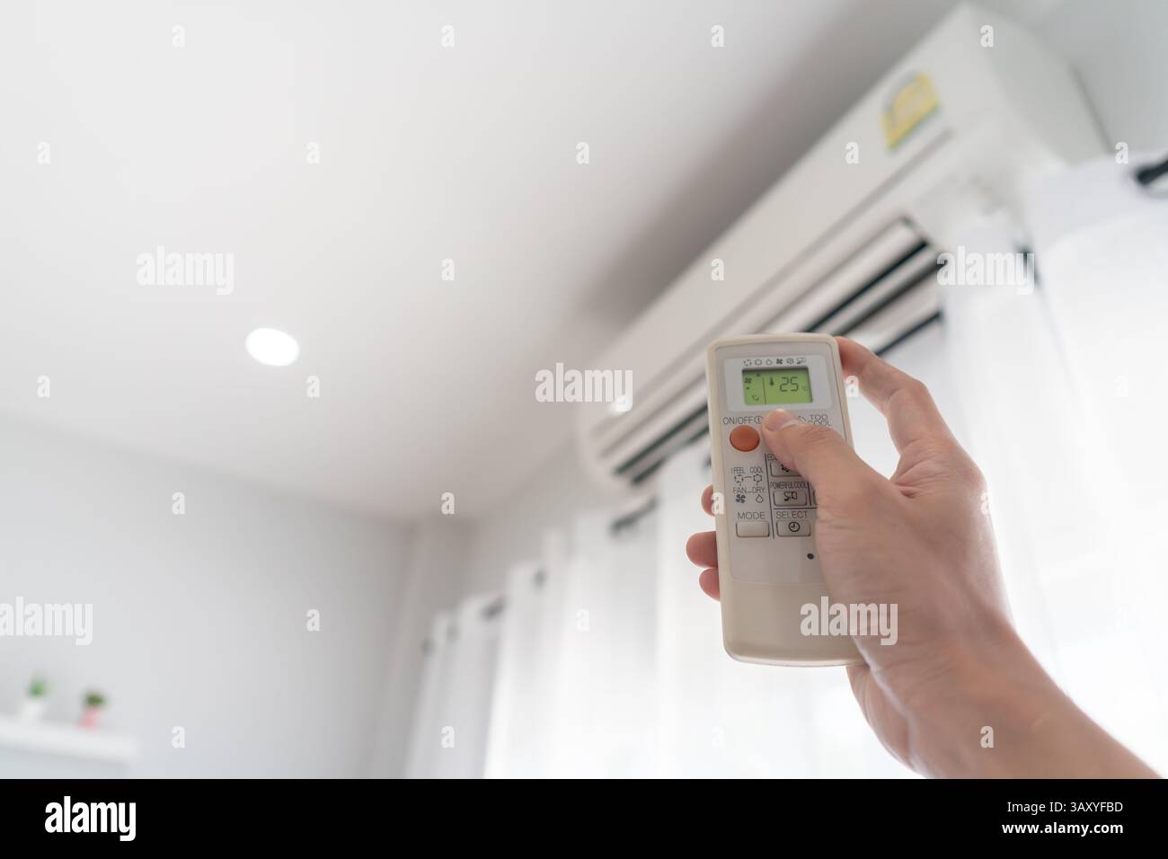 Condizionatore d'aria a controllo manuale per risparmiare energia, risparmiare denaro, preservare l'ambiente, ridurre il riscaldamento globale e la potenza Foto Stock