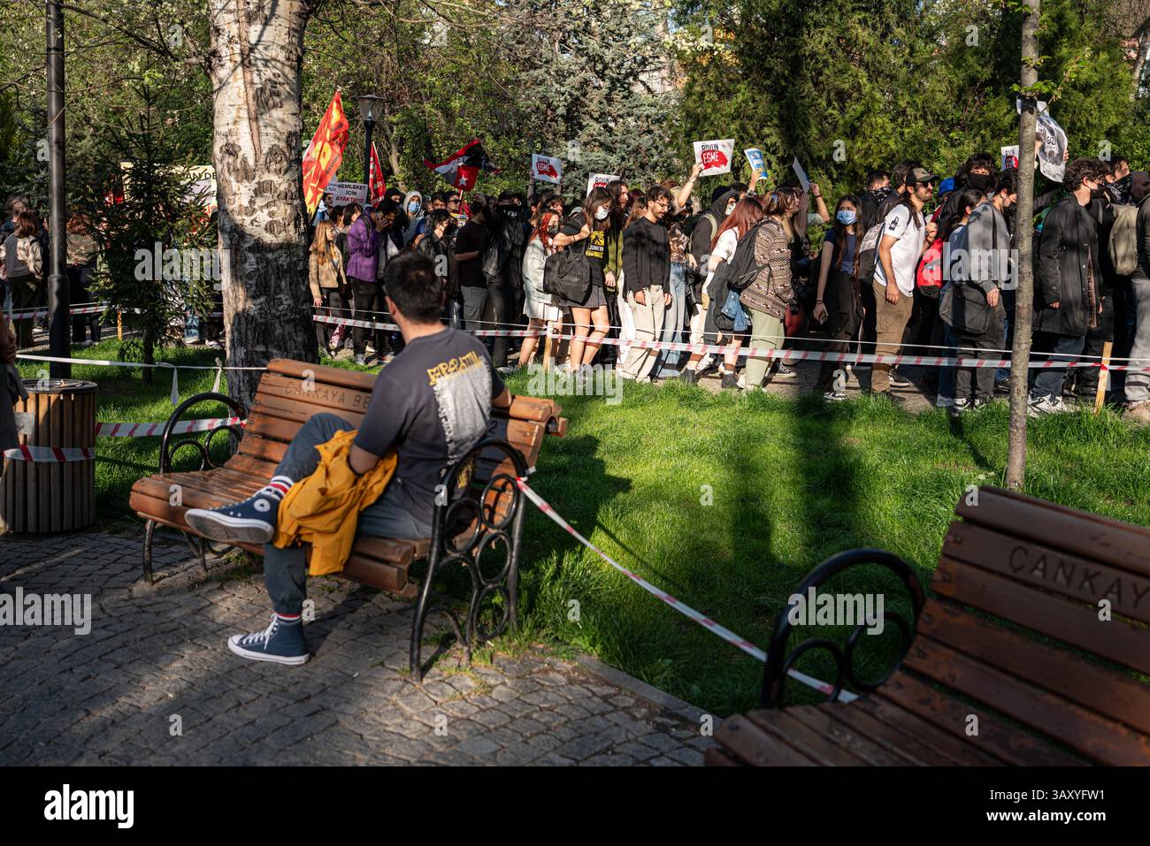 Ankara, Turchia. 21 aprile 2025. Un cittadino guarda gli studenti delle scuole superiori mentre camminano. Gli studenti delle scuole superiori si sono riuniti al Parco Ku'ulu per protestare contro il processo politico iniziato con l'arresto del sindaco del comune metropolitano di Istanbul Ekrem 'mamo'lu. (Foto di Tunahan Turhan/SOPA Images/Sipa USA) credito: SIPA USA/Alamy Live News Foto Stock