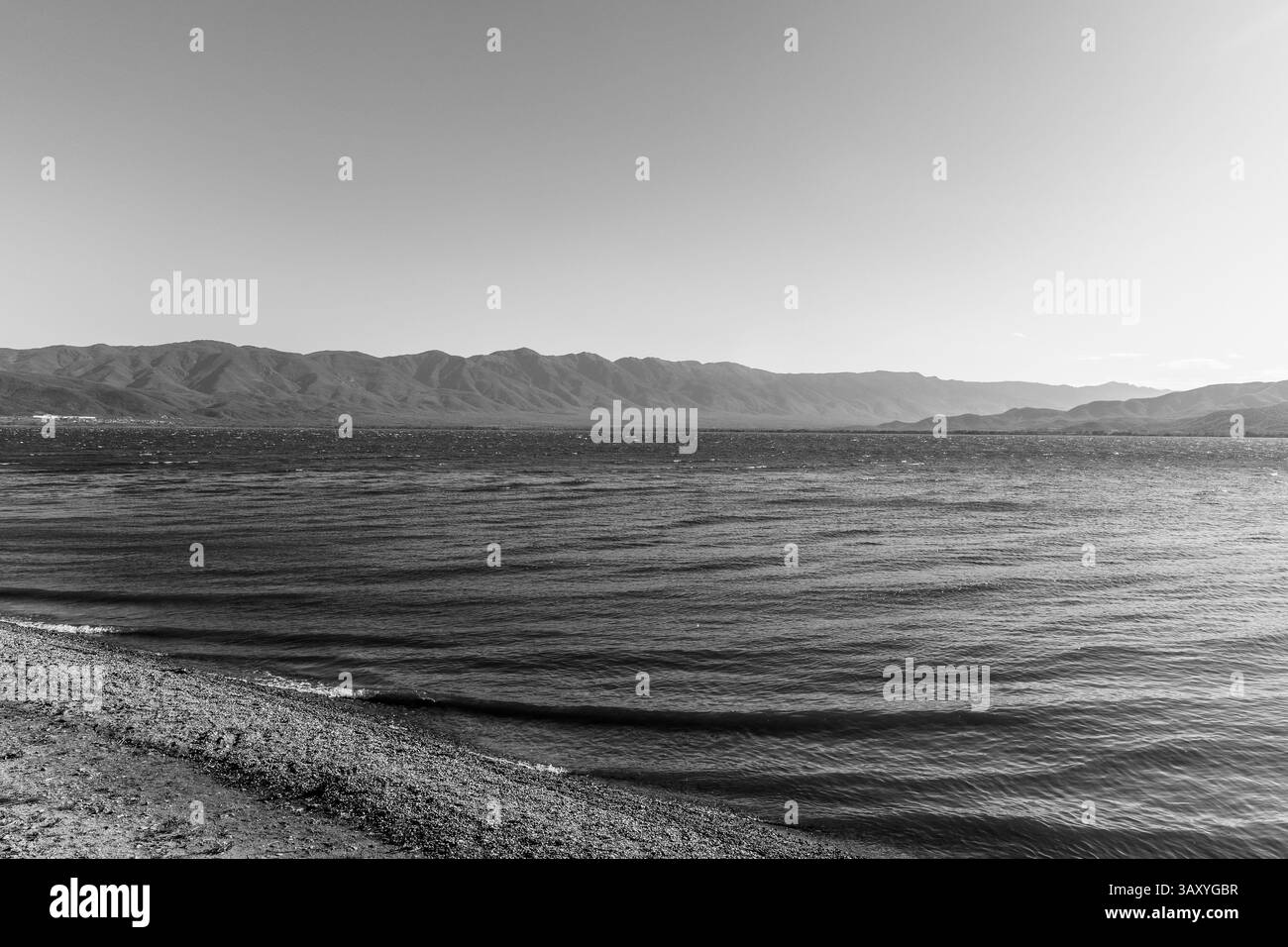 Sussurri del lago: Serenità tra le colline. Tonalità monocromatiche. Foto Stock