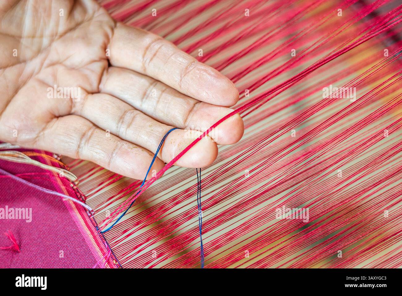Primo piano della tessitura del cotone caratteristica dei tessuti thailandesi, modello semplice ed elegante, tradizionale tessitura thailandese. Foto Stock