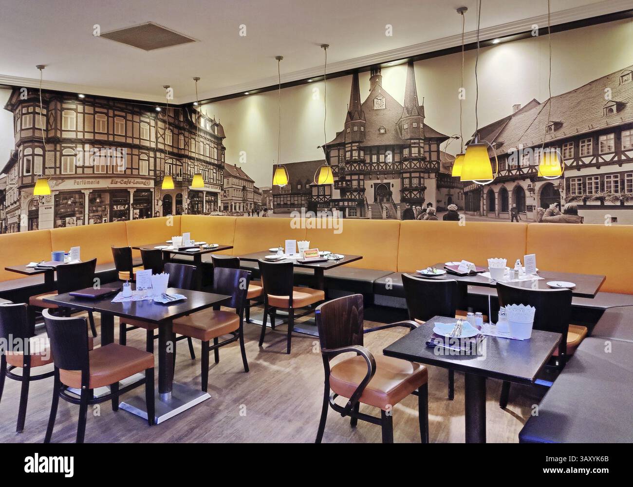 Foto interna del caffè con carta da parati della piazza del mercato con il municipio, la città vecchia, Wernigerode, Harz, Sassonia-Anhalt, Germania, Europa Foto Stock