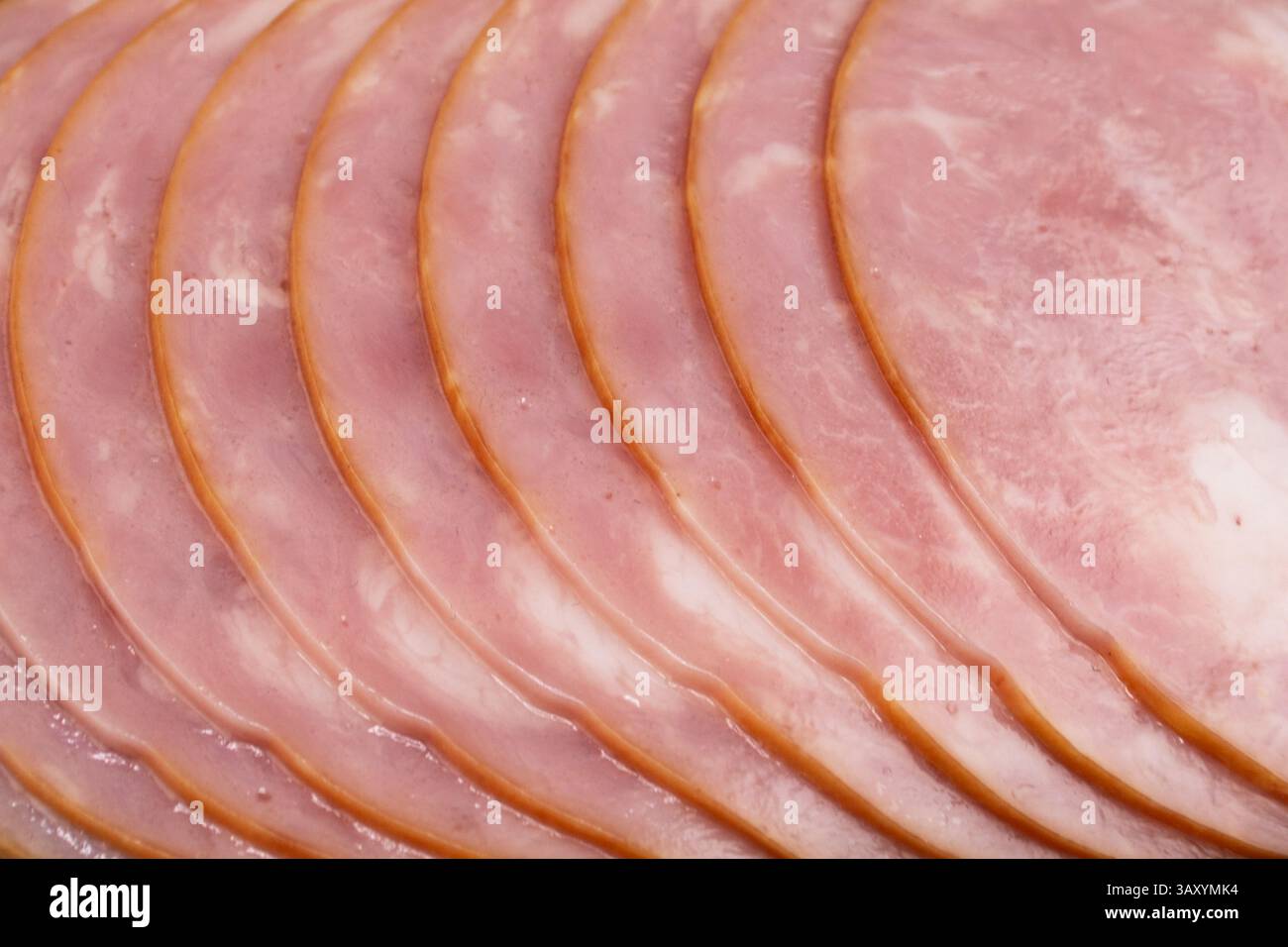Vista dall'alto del salame di maiale affumicato, salsicce chorizo, fette di sfondo. Superficie di salsiccia affumicata cruda Foto Stock