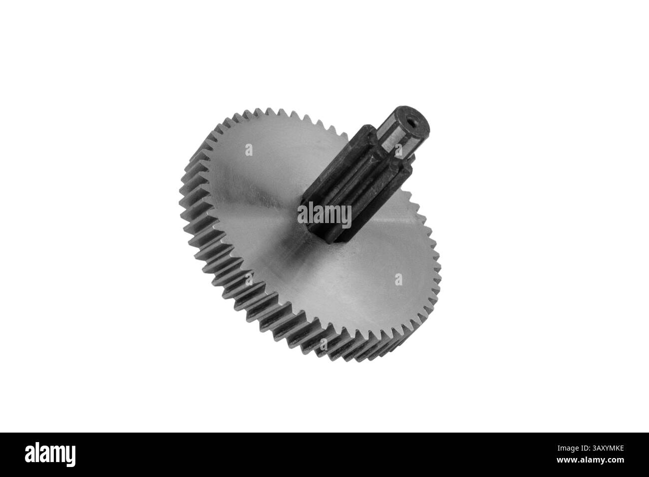 Ingranaggio metallico isolato su sfondo bianco per il motore. Un albero metallico con un ingranaggio sull'estremità Foto Stock