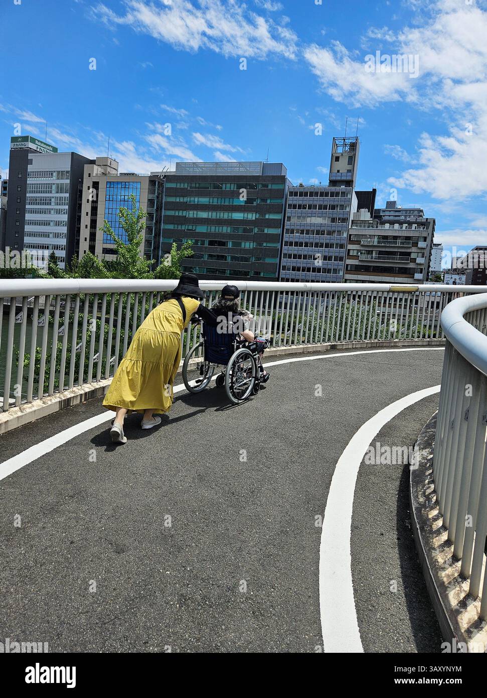 Percorso a spirale che collega Nakanoshima a Tenjinbashi, Osaka, Giappone Foto Stock
