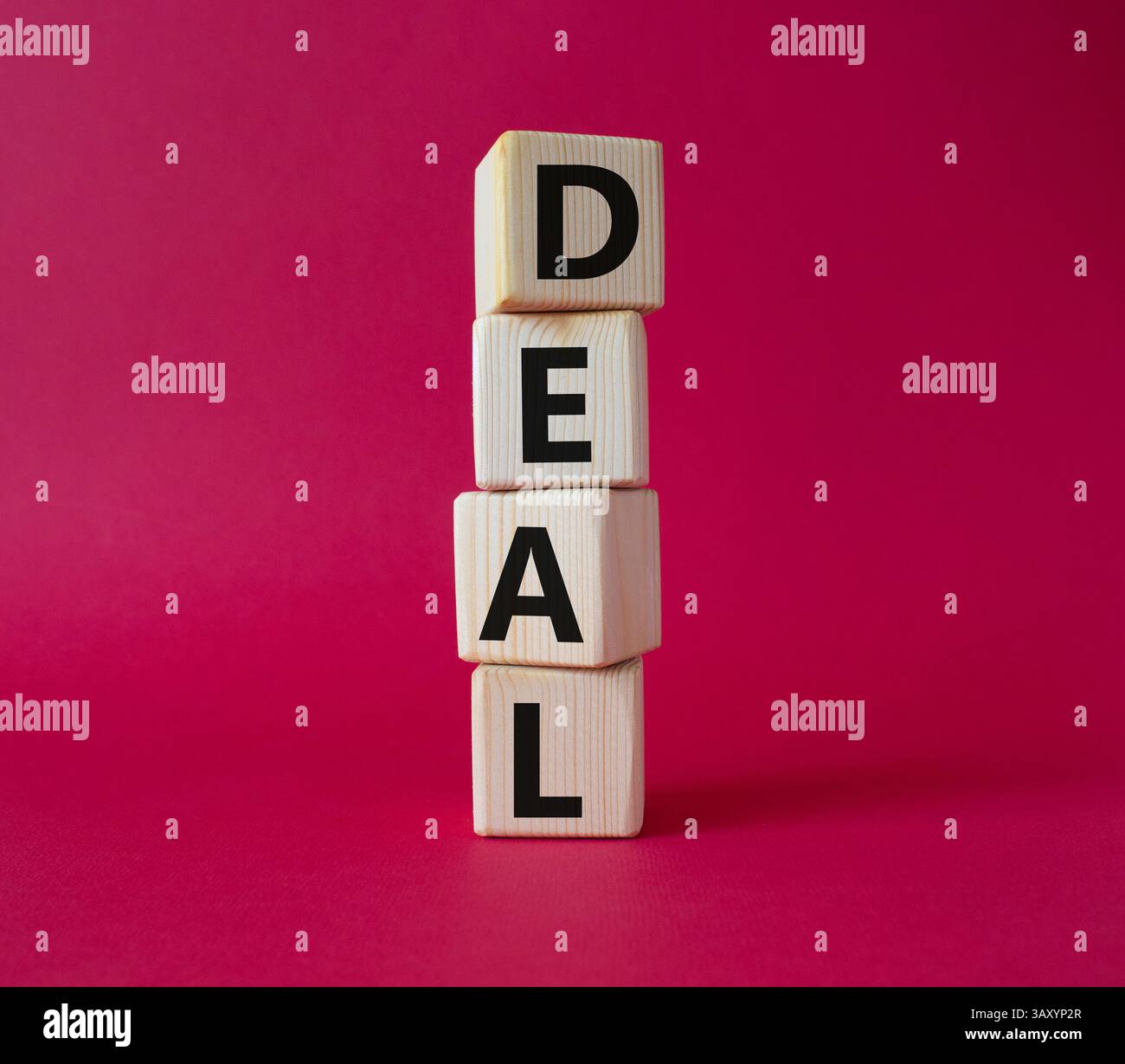 Simbolo dell'accordo. Concept Word deal su cubi di legno. Bellissimo sfondo rosso. Concetto di affari e affari. Copia spazio. Foto Stock