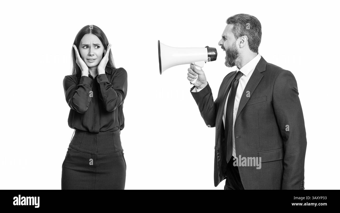 uomo d'affari che urla il dipendente con un altoparlante isolato su bianco. l'uomo d'affari è in conflitto con il partner per quanto riguarda la promozione. uomo d'affari che risolve Foto Stock