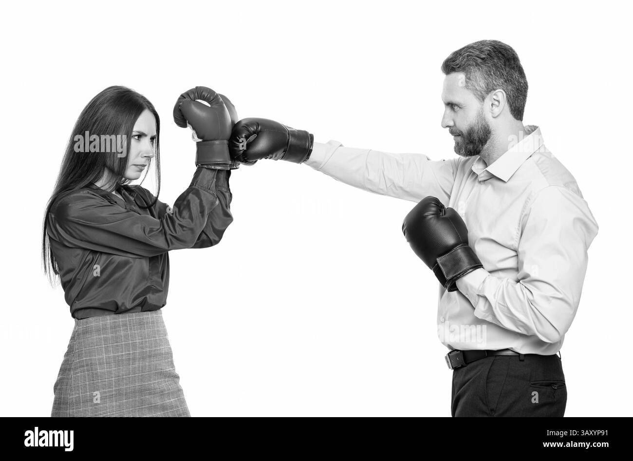 uomini d'affari con guanti da boxe isolati su bianco. due uomini d'affari che risolvono conflitti d'affari. litigare in ufficio. discussione tra Foto Stock