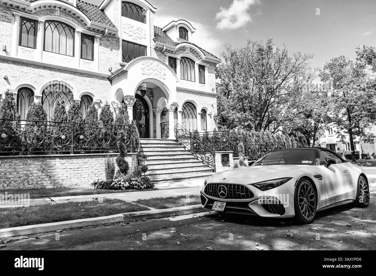 New York City, USA - 26 agosto 2023: 2022 Mercedes Benz Classe SL convertibile parcheggiata nell'edificio, vista angolo Foto Stock