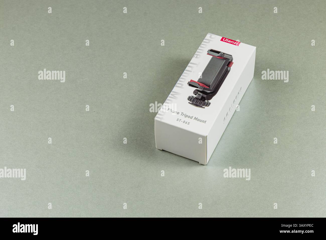 Leopoli Ucraina 05.04.25 Un supporto per treppiede compatto progettato per gli smartphone viene visualizzato in posizione verticale su una superficie piana. La confezione mostra le sue caratteristiche, makin Foto Stock