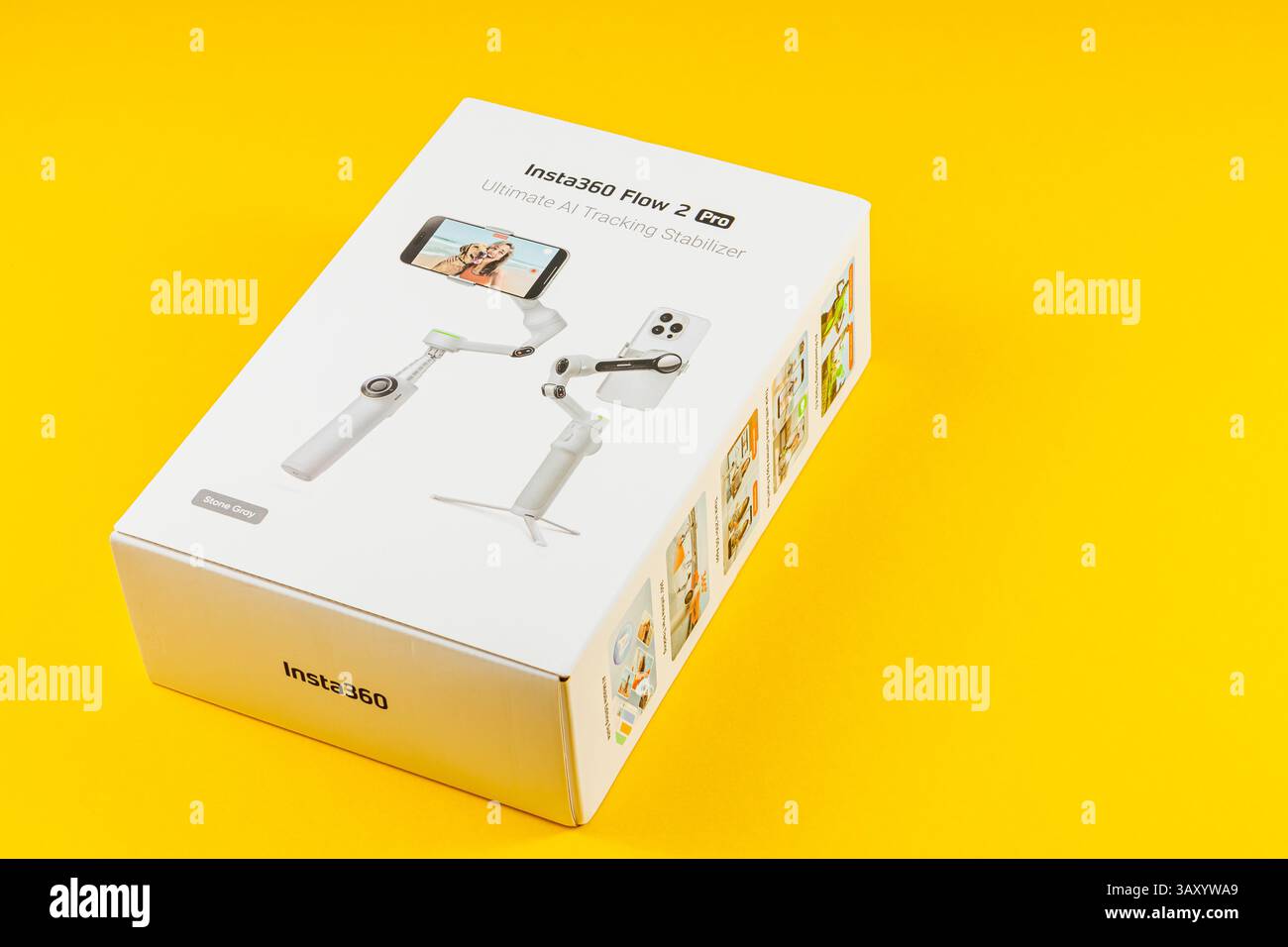 Leopoli Ucraina 07.04.25 la confezione dello stabilizzatore di tracciamento Insta360 Flow 2 viene visualizzata su uno sfondo giallo brillante. La scatola presenta illus Foto Stock