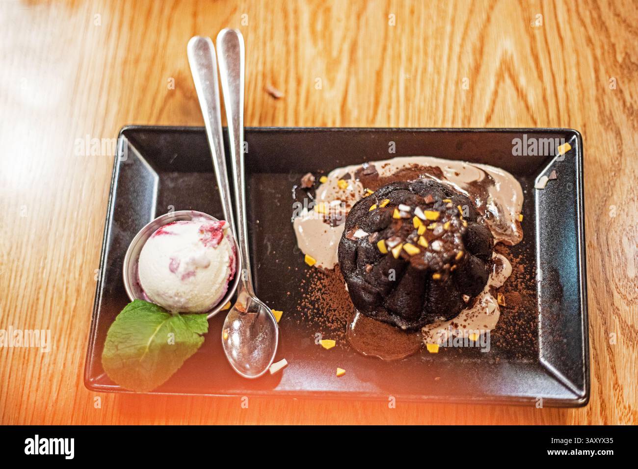 fondente al cioccolato con paletta per gelato e foglie di menta Foto Stock