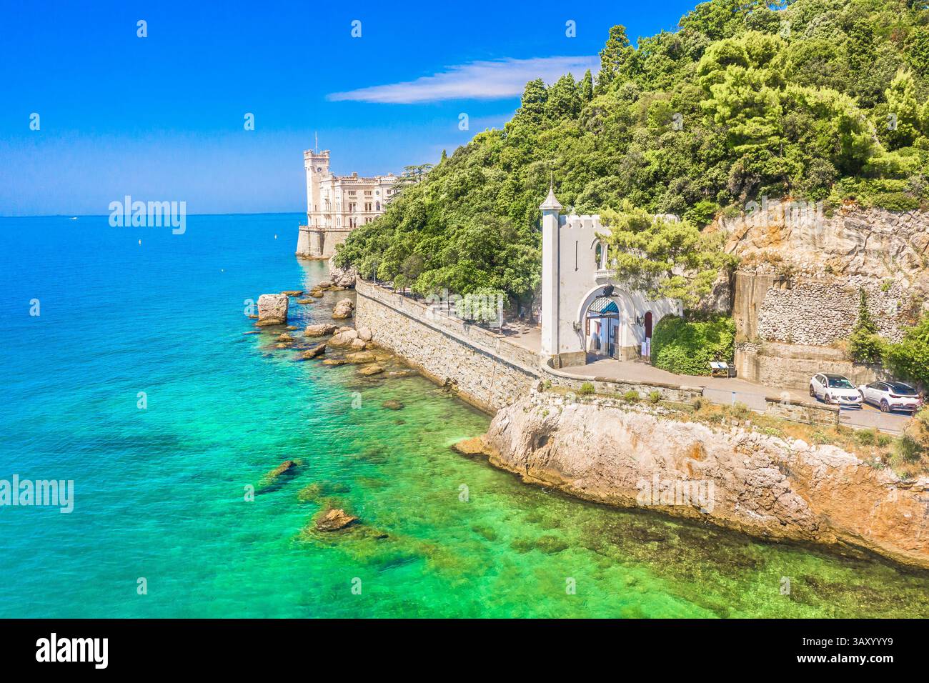 Una splendida vista aerea del famoso monumento vicino a Trieste, in Italia, arroccato su un promontorio roccioso sopra il Mare Adriatico, circondato da acque turchesi Foto Stock