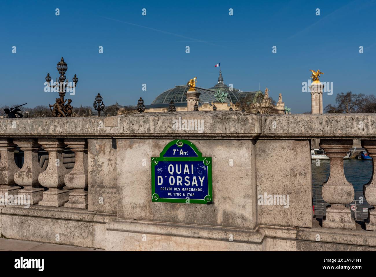 Quai d'Orsay con sullo sfondo il ponte Alexandre III con i suoi lampioni art nouveau Foto Stock