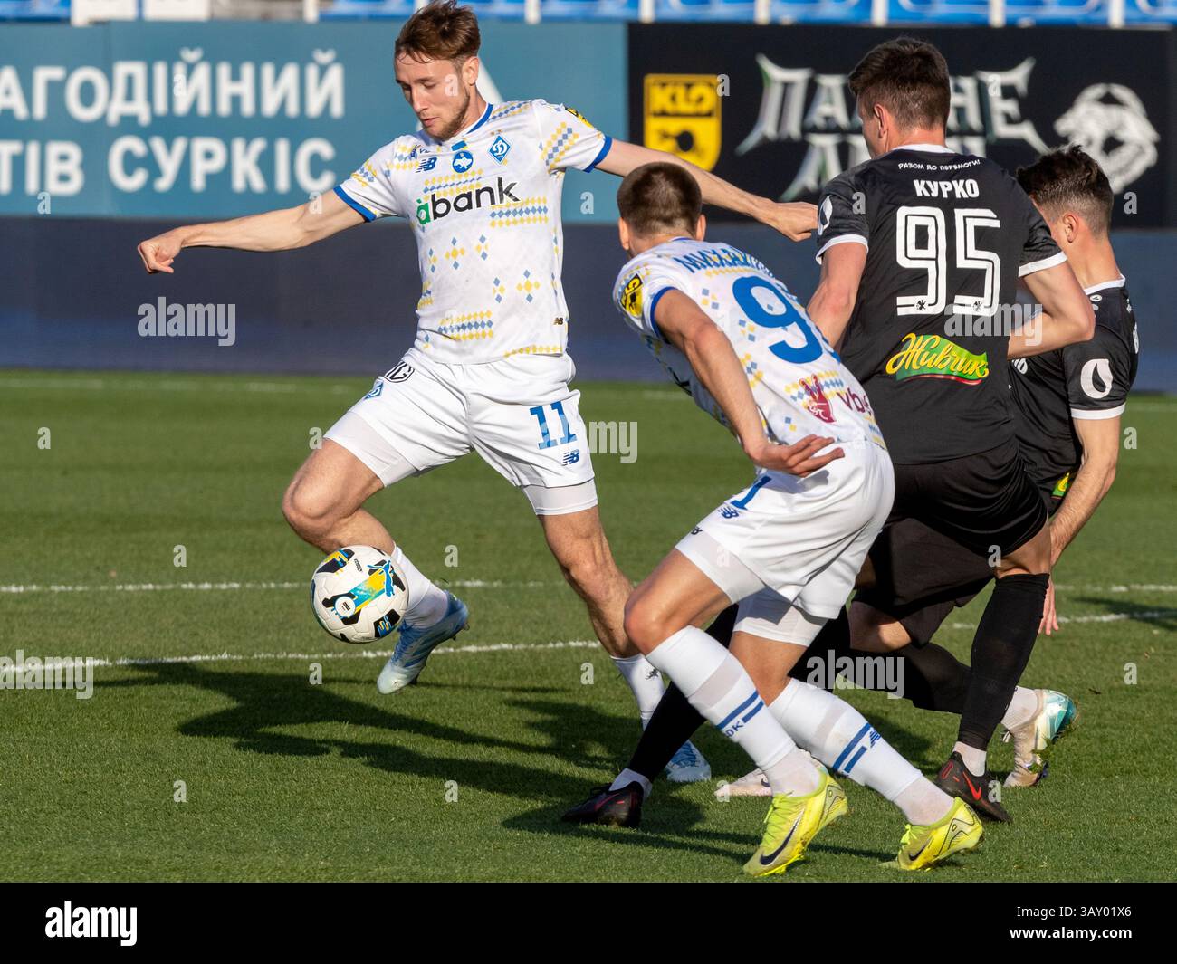 Non esclusiva: L'attaccante Vladyslav Vanat (L) e il centrocampista Mykola Mykhailenko della Dinamo Kiev FC sono in azione con il centrocampista Vasyl Kurko (R) dell'FC Obo Foto Stock