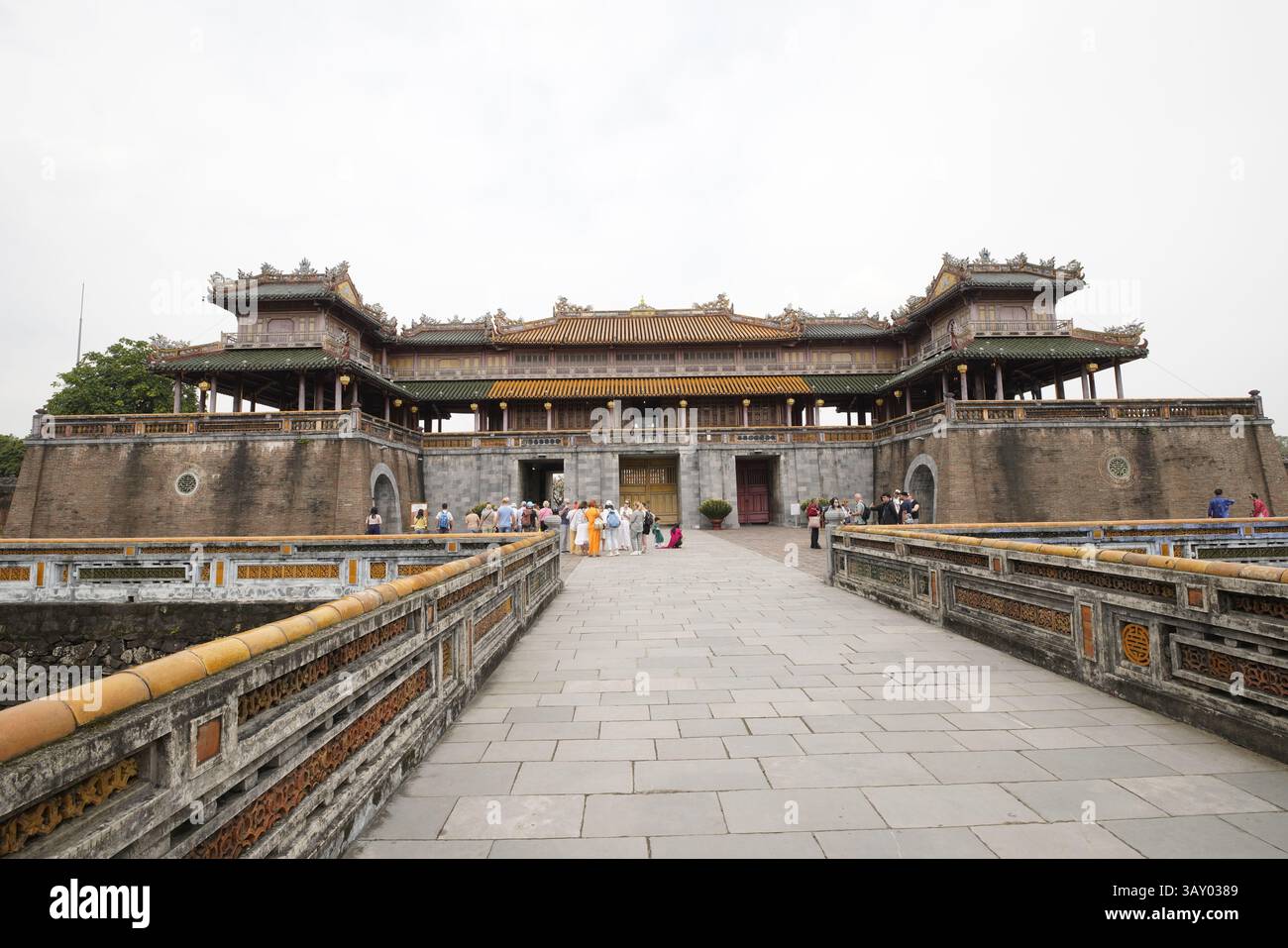La porta Meridiana ai terreni della città Imperiale è protetta da bastioni fortificati 2 per 2 chilometri e circondata da un fossato. Città di Huế, Vietnam. T Foto Stock