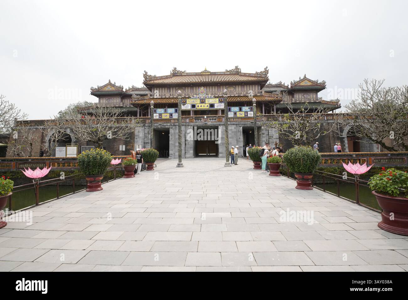 La porta Meridiana ai terreni della città Imperiale è protetta da bastioni fortificati 2 per 2 chilometri e circondata da un fossato. Città di Huế, Vietnam. T Foto Stock