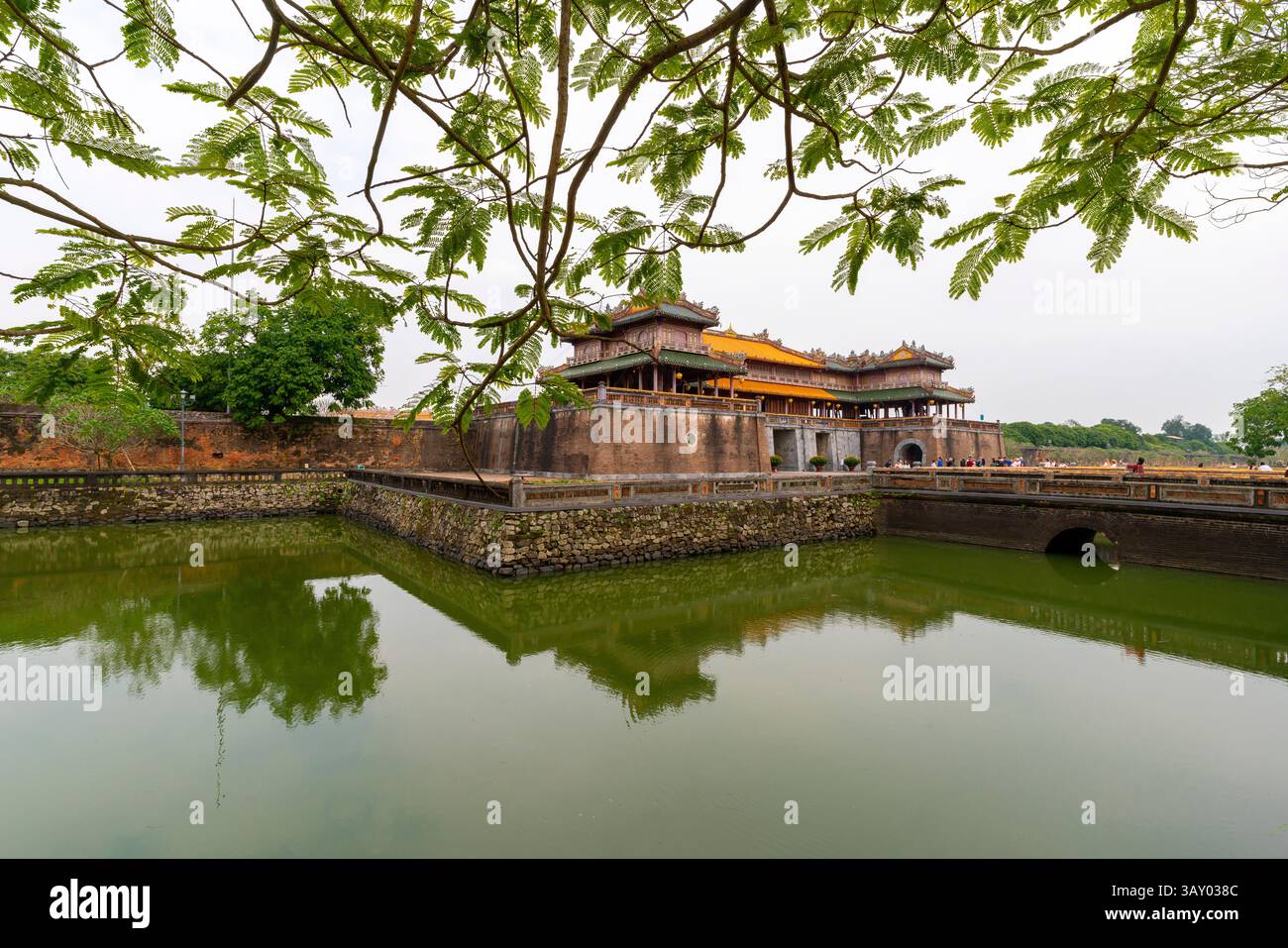 I terreni della città imperiale sono protetti da bastioni fortificati 2 per 2 chilometri, e circondati da un fossato. Città di Huế, Vietnam. L'acqua nella m Foto Stock