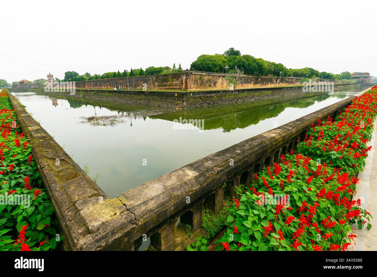 I terreni della città imperiale sono protetti da bastioni fortificati 2 per 2 chilometri, e circondati da un fossato. Città di Huế, Vietnam. L'acqua nella m Foto Stock
