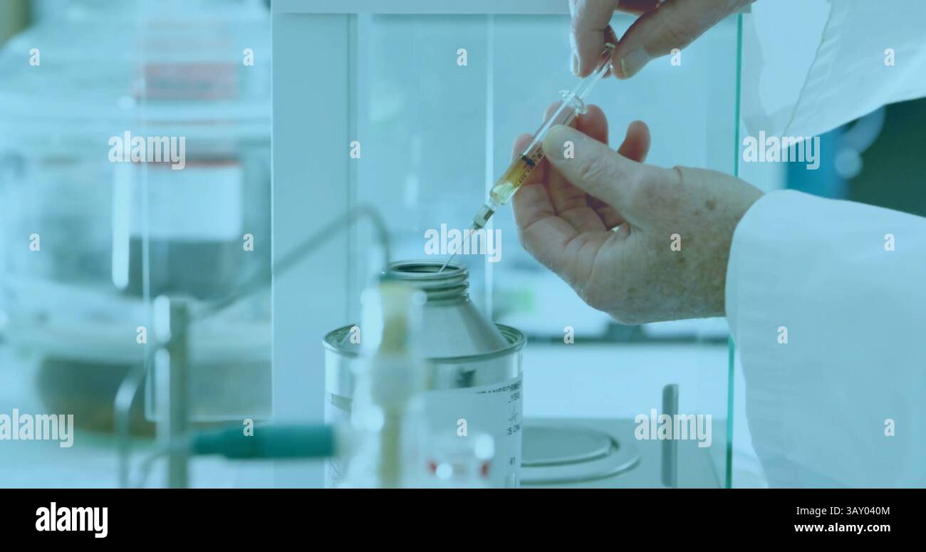 Lo scienziato sta prelevando liquido giallastro dal contenitore di metallo alla siringa all'interno del laboratorio di progettazione piatta Foto Stock