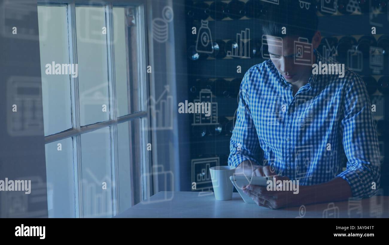 Il design piatto mostra l'uomo che interagisce con il tablet al tavolo con una tazza di caffè e icone finanziarie Foto Stock