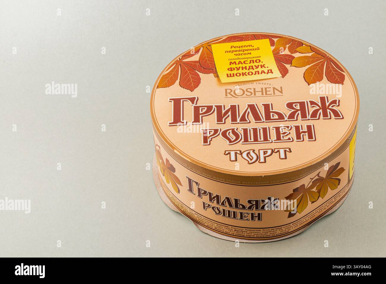 03.24.25 Leopoli Ucraina Una teglia rotonda splendidamente progettata presenta una torta al cioccolato prodotta da una nota azienda Ucraina. I colori vibranti e io Foto Stock