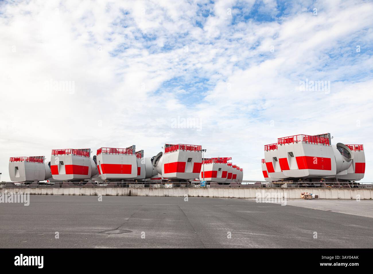 L'area portuale nella città tedesca di Cuxhaven con rotori Siemens per turbine eoliche. Foto Stock