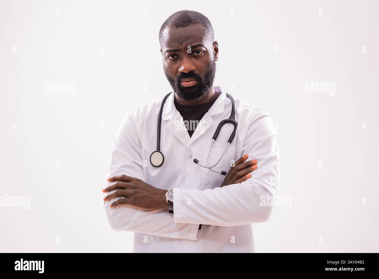 Ritratto di nero maschio operatore sanitario con espressione seria, esaurito dal lavoro. Foto Stock