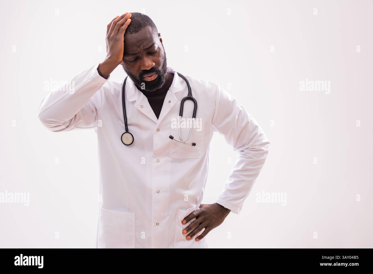 Ritratto di un medico africano stressato che si sente affaticato e stanco. Foto Stock