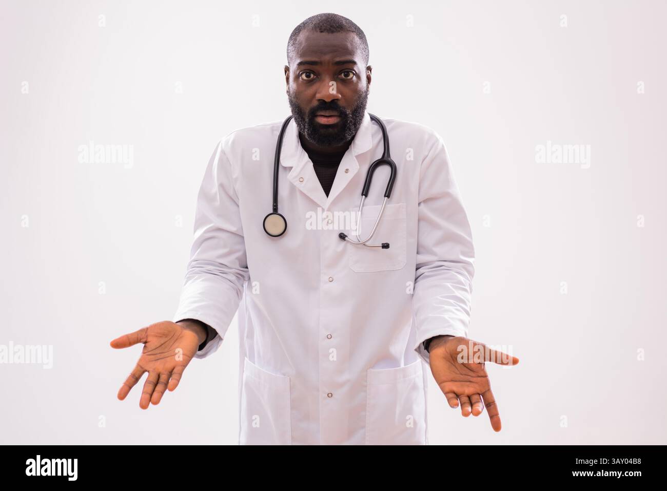 Ritratto di un medico africano sovraccarico di lavoro che si sente stanco e frustrato. Foto Stock