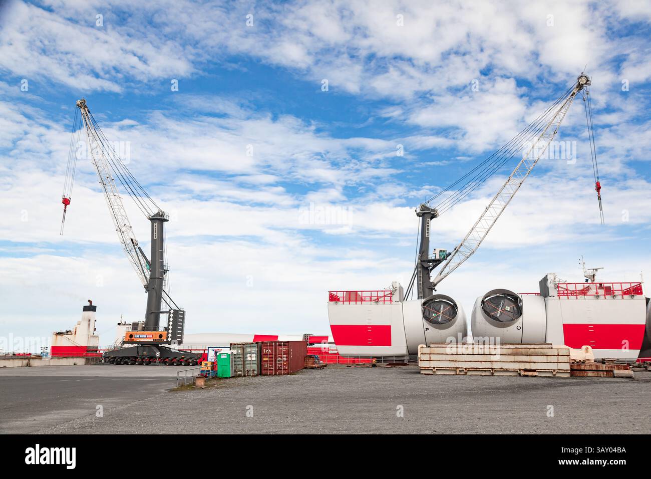 Stoccaggio onshore di pale Vestas e parti per turbine eoliche sul territorio di un porto marittimo in Belgio. Foto Stock