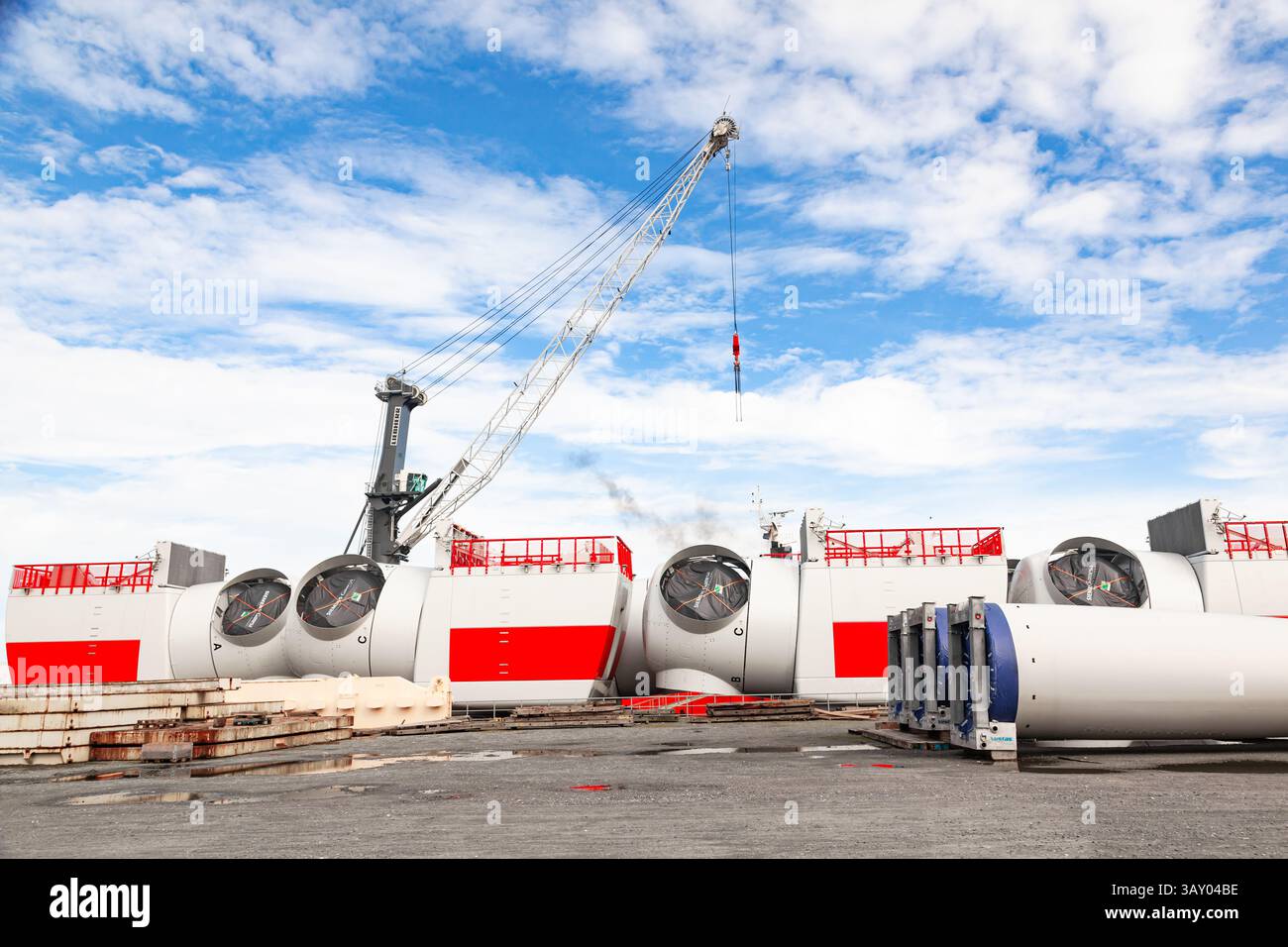Stoccaggio onshore di pale Vestas e parti per turbine eoliche sul territorio di un porto marittimo in Belgio. Foto Stock