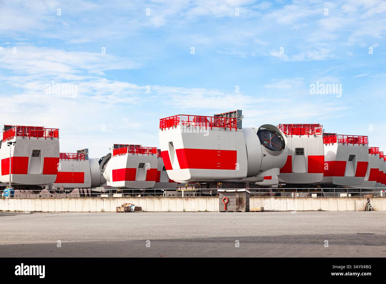 L'area portuale nella città tedesca di Cuxhaven con rotori Siemens per turbine eoliche. Foto Stock