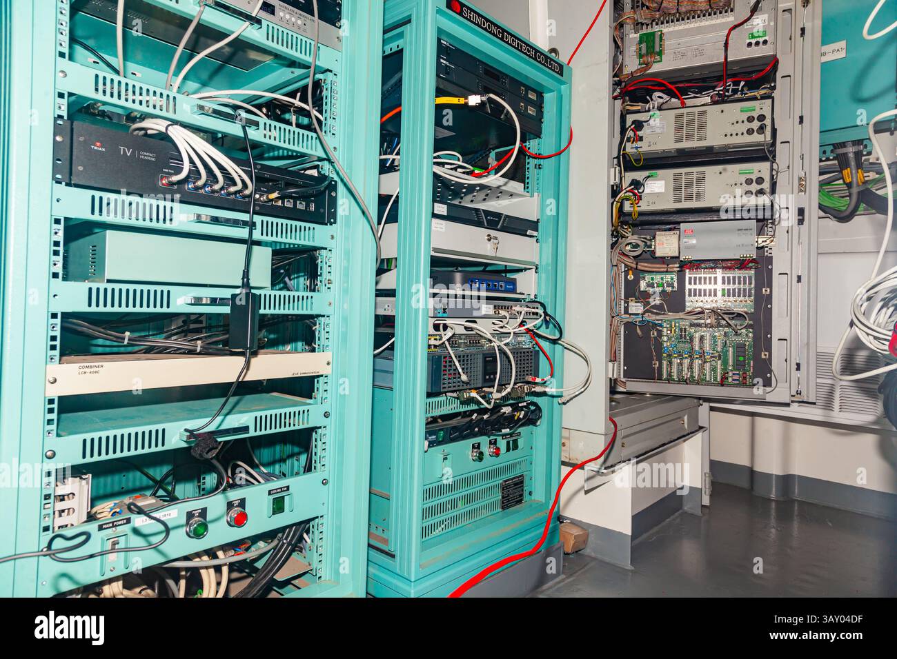Armadietto per server nella sala server, con microchip e fili. Foto Stock