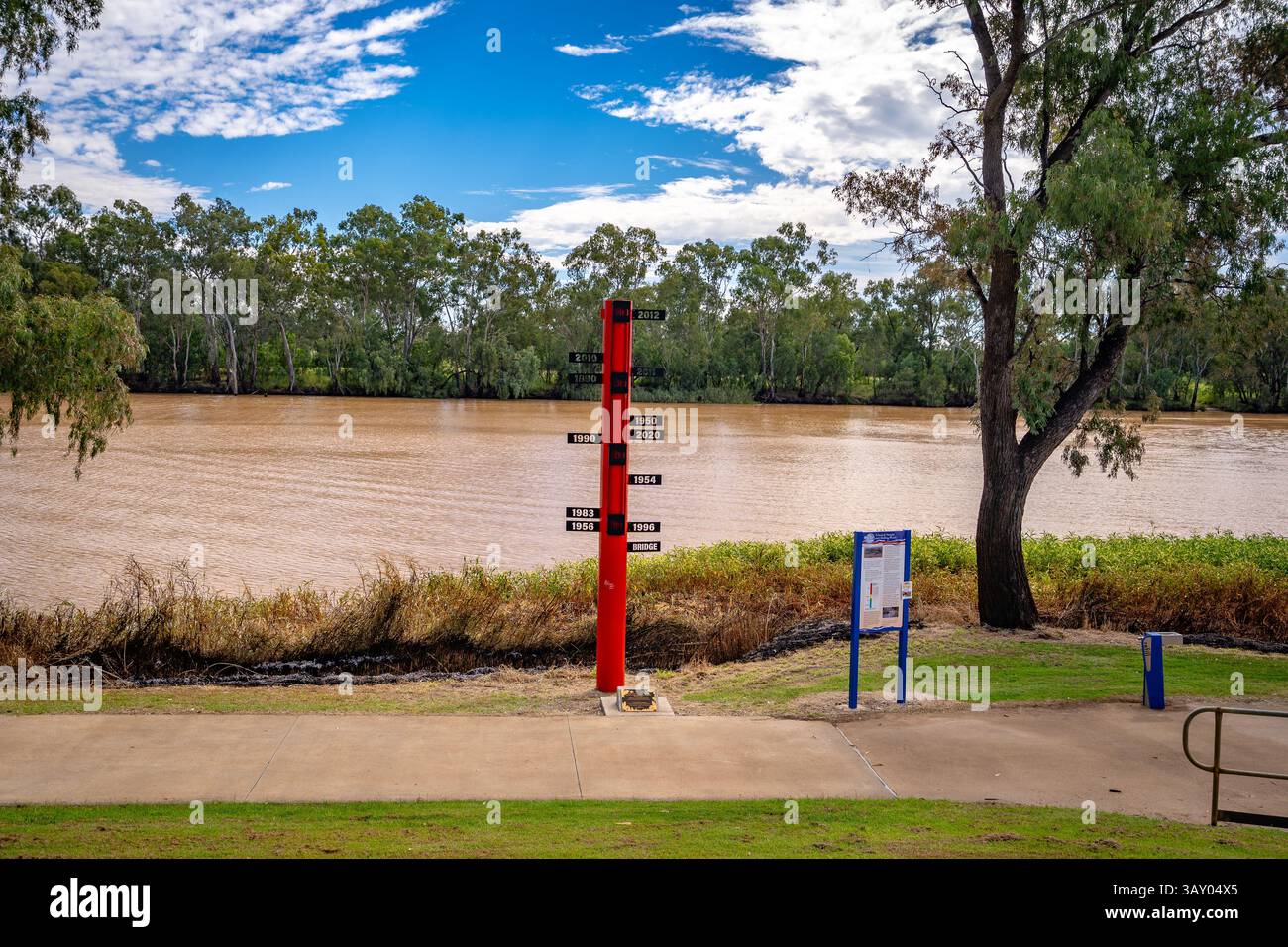 St George, QLD, Australia - indicatore del livello di inondazione per anni Foto Stock