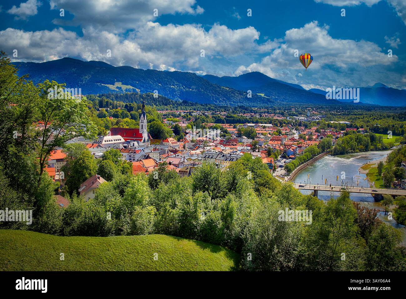 DE - OBERBAYERN: Vista di Bad Toelz e del fiume Isar da Kalvarienberg (Fotografia di Edmund Nagele FRPS) Foto Stock