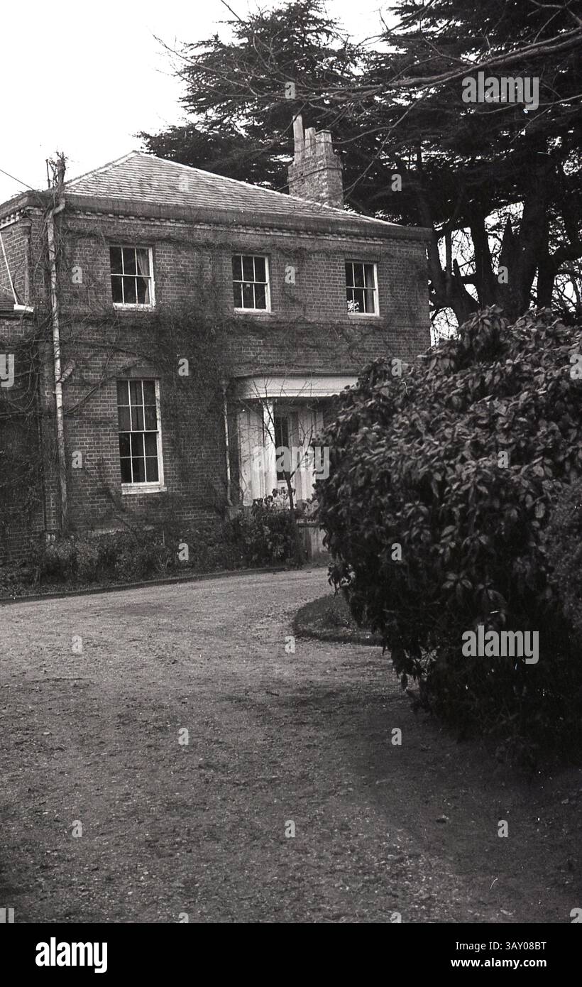 1930, storica vista esterna del retro della casa di campagna della signora Bowes-Lyon. Nata nella nobiltà britannica fu madre della regina Elisabetta dal 1936 al 1952 e moglie di re Giorgio vi, la cui figlia divenne regina Elisabetta II Foto Stock