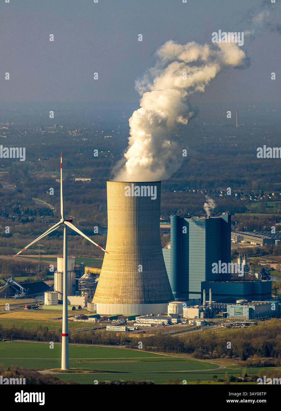 Luftbild, Kraftwerk Datteln 4, Kraftwerksturm, Verbindung alternative Energien, fossile energie, Windkraftwerk, Kohlekraftwerk, Rauch, Dümmer, Datteln, Ruhrgebiet, Nordrhein-Westfalen, Deutschland ACHTUNGxMINDESTHONORARx60xEURO *** Vista aerea, centrale elettrica Datteln 4, torre della centrale elettrica, collegamento di energie alternative, energia fossile, centrale eolica, centrale elettrica a carbone, fumo, Dümmer, Datteln, zona della Ruhr, Renania settentrionale-Vestfalia, Germania ATTENTIONxMINDESTHONORARx60xEURO Foto Stock