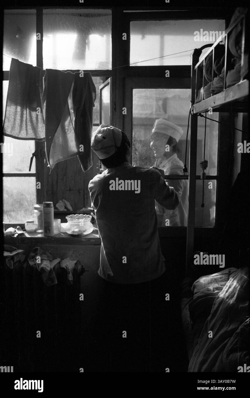 Gli chef del ristorante Tianjin si rilassano nella sala Break monocromatica degli anni '2010, Tianjin, Cina Foto Stock