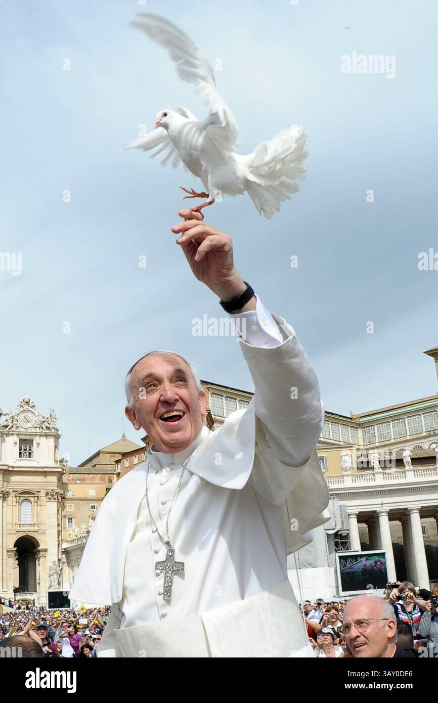 Papa Francesco con una colomba durante l'udienza generale settimanale in Piazza San Pietro, Vaticano, il 15 maggio 2013. Foto di (EV) Vatican Media/ABACAPRESS. COM credito: Abaca Press/Alamy Live News Foto Stock