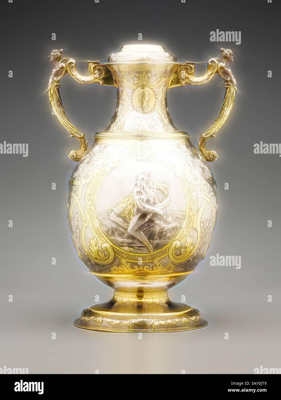 Vaso decorato con intricate incisioni e eleganti manici, decorato con motivi decorativi e un'impressionante illustrazione centrale di una figura in posa classica., Nathaniel Schlaubitz, tedesco, 1662-1726, vaso, inizio XVIII secolo, argento, oro, totale: 16 1/2 x 11 1/4 x 9 7/8 pollici (41,9 x 28,6 x 25,1 cm), arte classica con un tocco moderno reinventata da Artotop Foto Stock