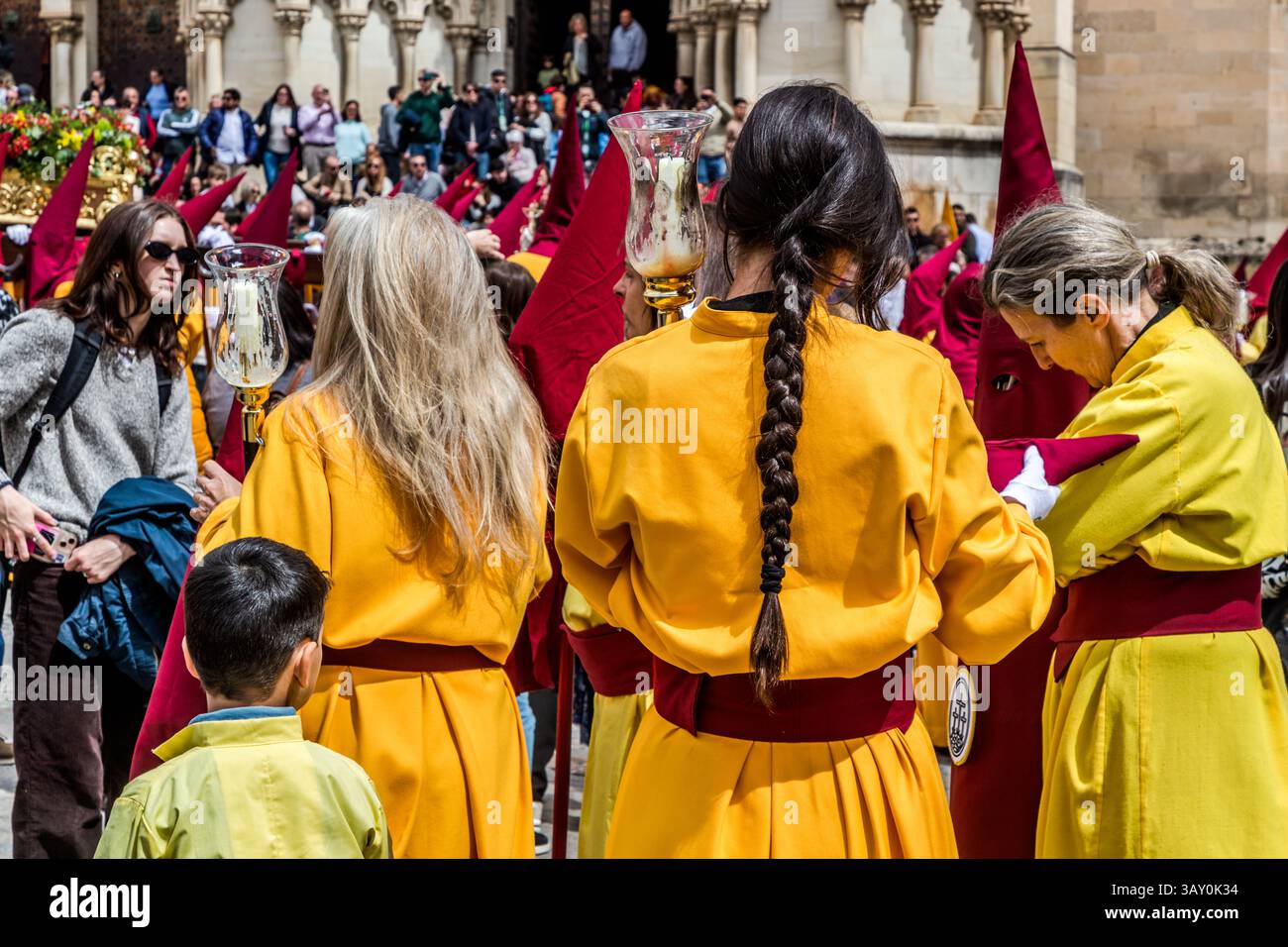Processione del venerdì Santo EN el Calvario a Cuenca. Durante una pausa in Plaza Mayor, le persone che sono altrimenti nascoste sotto i capirotes possono essere riconosciute come individui. Plaza Mayor, Cuenca, Castiglia-la Mancha, Spagna Foto Stock