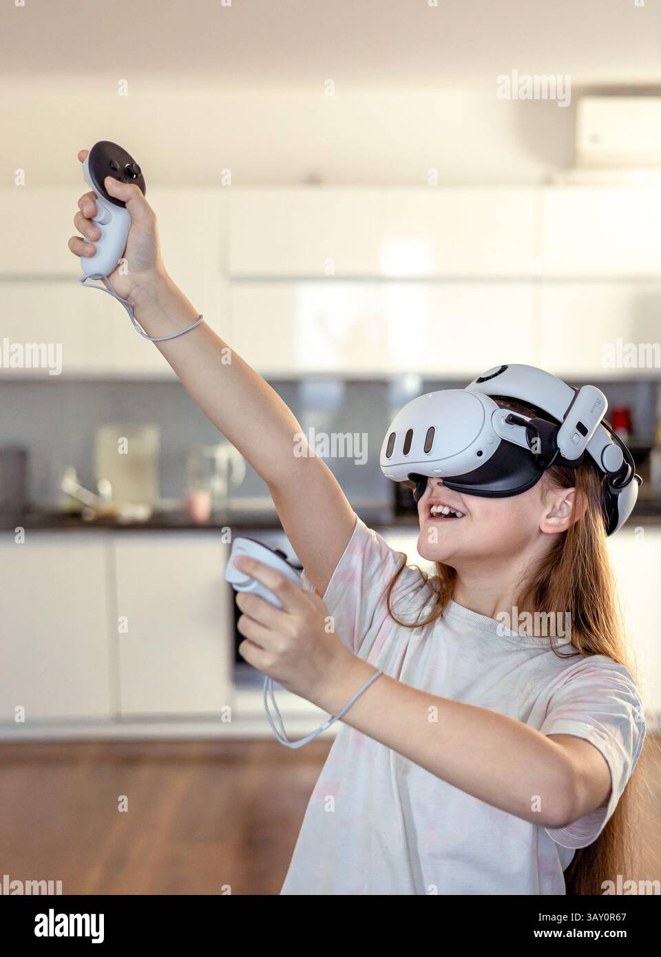 Ragazza con occhiali VR che gioca a casa. Imparare e giocare con gli occhiali per la realtà aumentata. Tecnologia e sviluppo Foto Stock