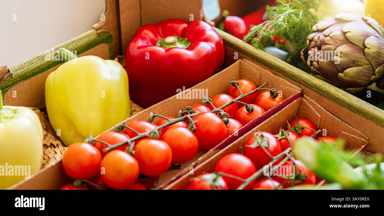 Primo piano di verdure biologiche fresche. Da azienda a tavola. Foto Stock